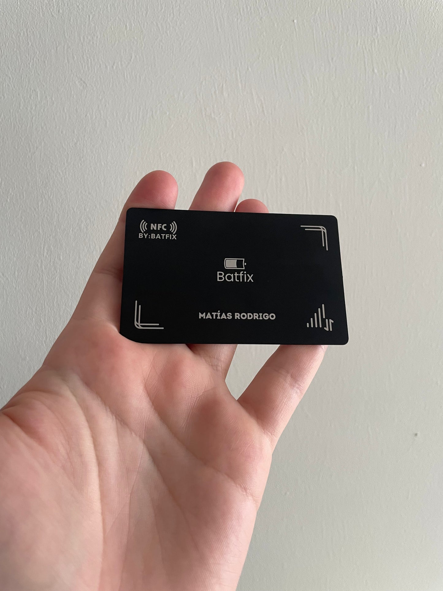 Tarjeta NFC de metal con diseño personalizado por grabado laser + Tarjeta de presentación virtual