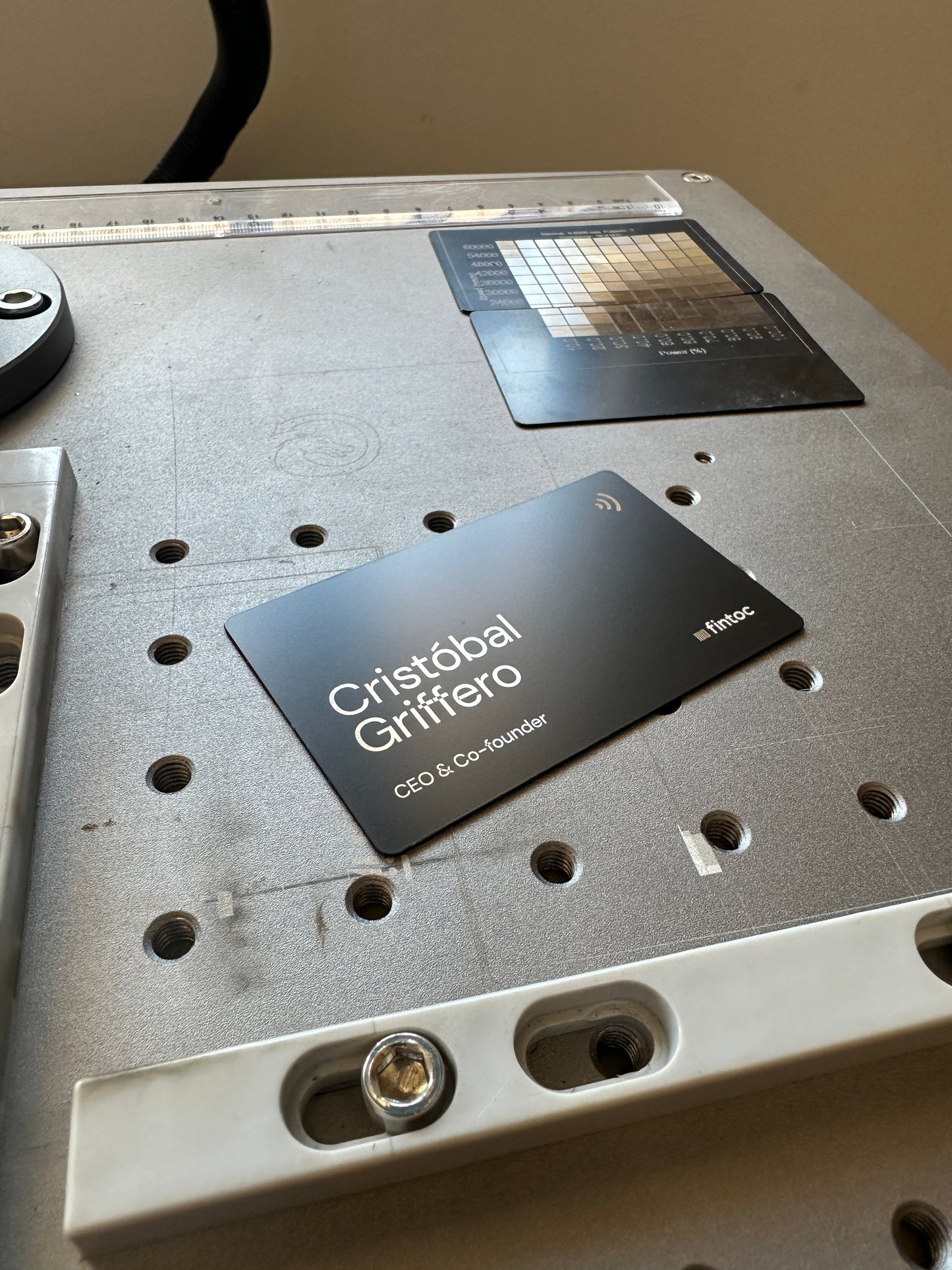 Tarjeta NFC de metal con diseño personalizado por grabado laser + Tarjeta de presentación virtual